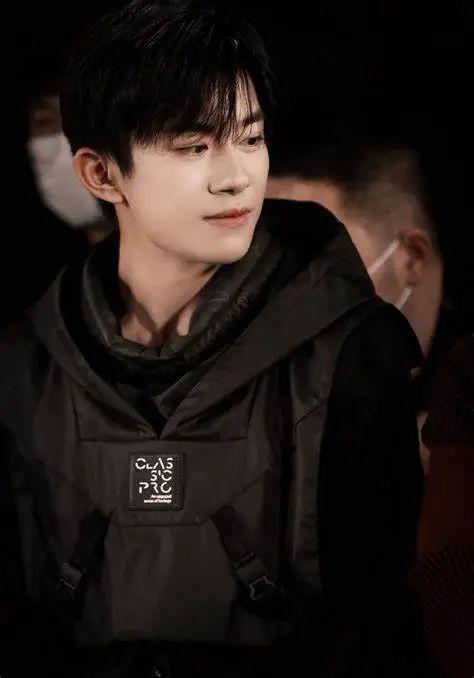 易烊千玺吃瓜爆料视频大全,揭秘娱乐圈幕后故事