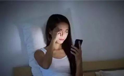 女生熬夜娱乐吃瓜酱,女生娱乐生活新风尚