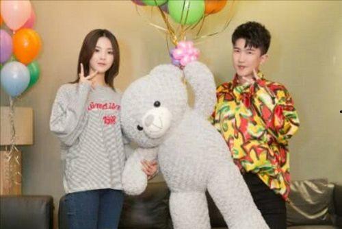 为了吃瓜我进娱乐圈红了,我的娱乐圈逆袭之旅