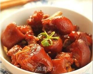 猪蹄红烧爆料做法视频,家常美味，色香味俱全
