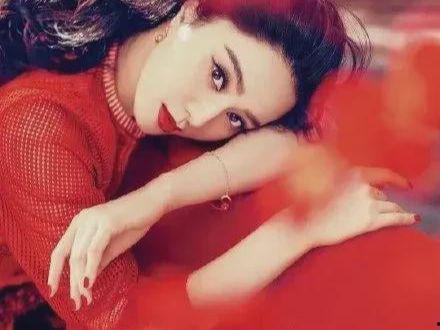 娱乐爆料小花,揭秘明星幕后故事，带你走进娱乐圈的神秘世界