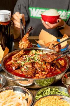 爆料香锅冒烤鸭怎么做视频,一学就会的美食制作