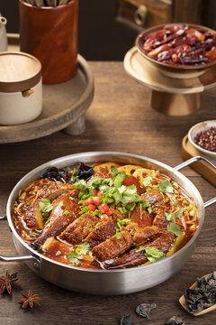 爆料香锅冒烤鸭怎么做视频,一学就会的美食制作